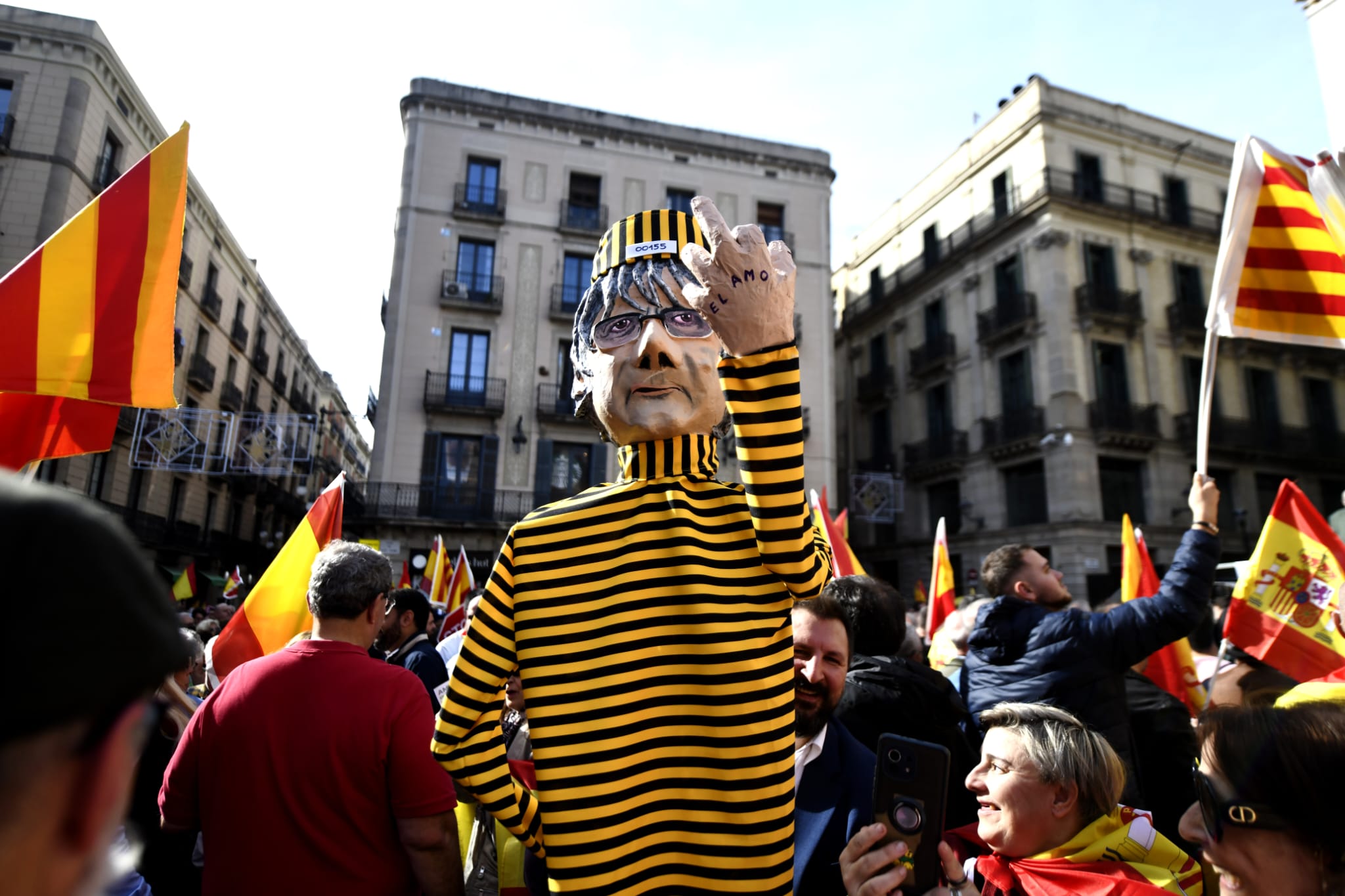 Muñeco simulando a Puigdemont vestido de preso. Asistentes a las protestas en Barcelona: 6.500, según la Guardia Urbana