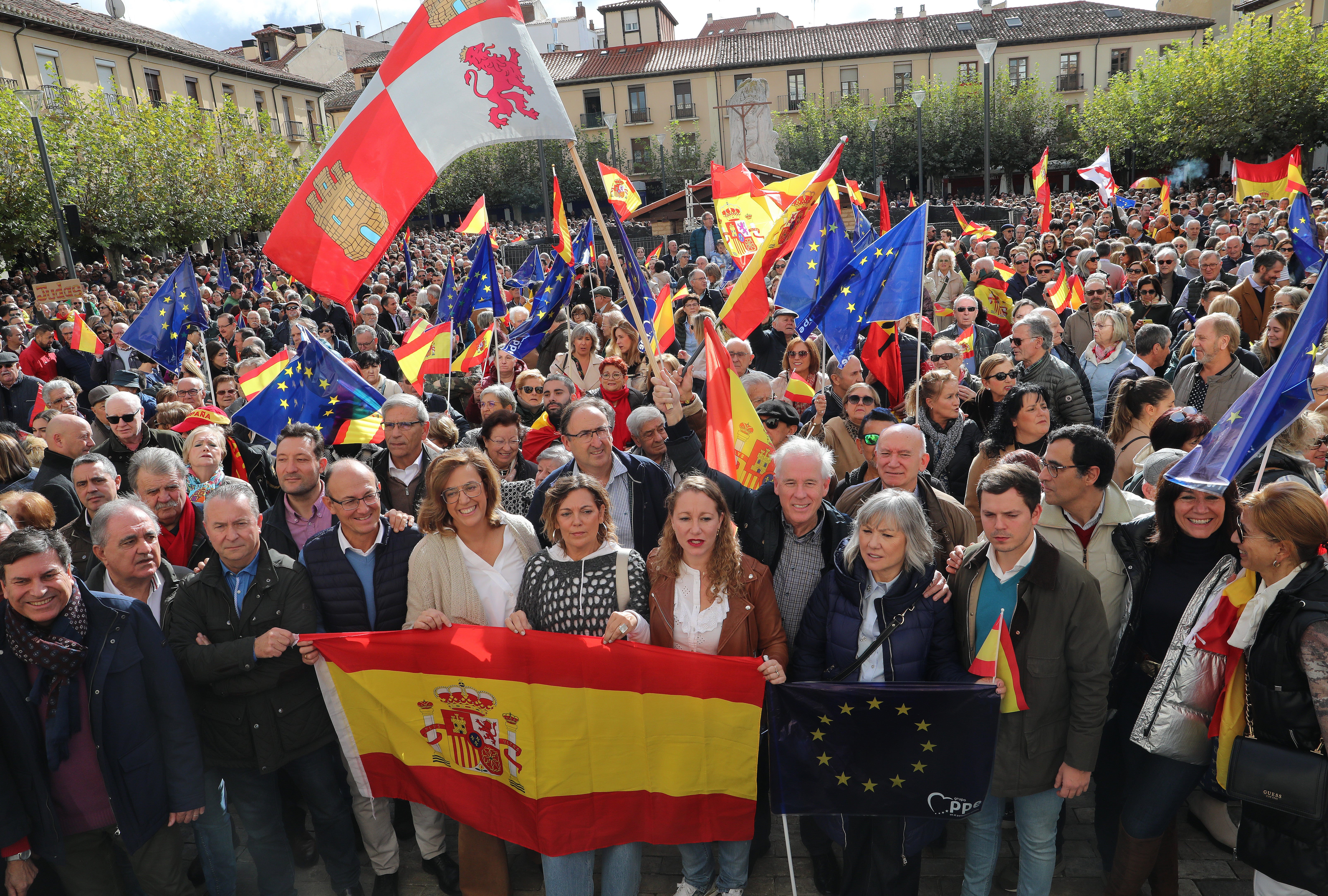 Los líderes del PP palentino al frente de la protesta de este domingo