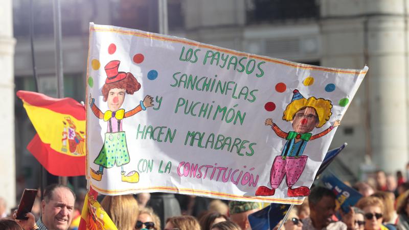 Una de las pancartas vistas en Sol, durante las protestas en Madrid este 12 de noviembre. Asistentes a las protestas en Madrid: medio millón, según el Partido Popular