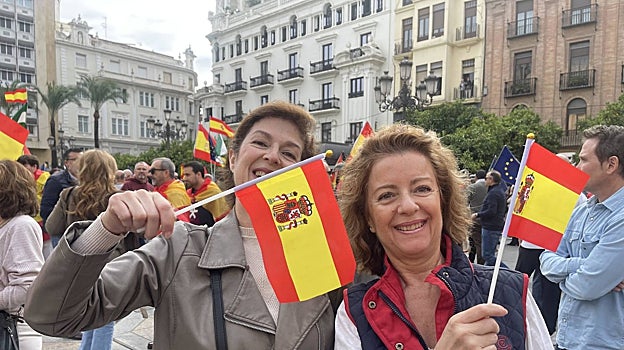 Dos manifestantes contrarias al acuerdo de investidura de Pedro Sánchez