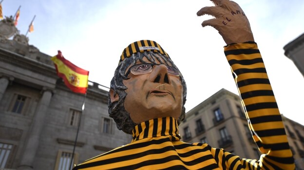 Un títere que representa a Carles Puigdemont con traje de preso, hoy en la plaza San Jaime