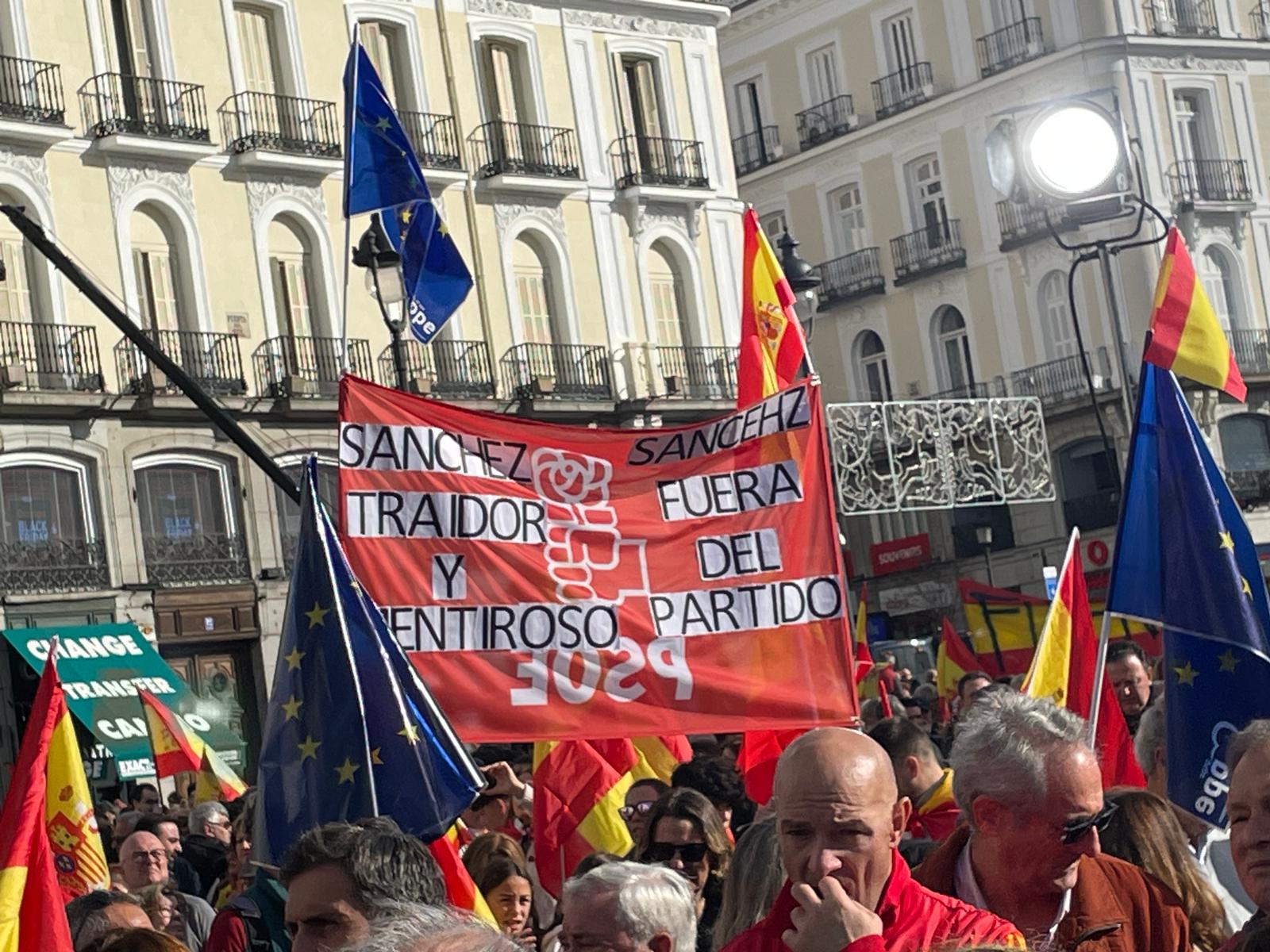 Pancartas en la Puerta del Sol contra Sánchez. Asistentes a las protestas en Madrid: medio millón, según el Partido Popular