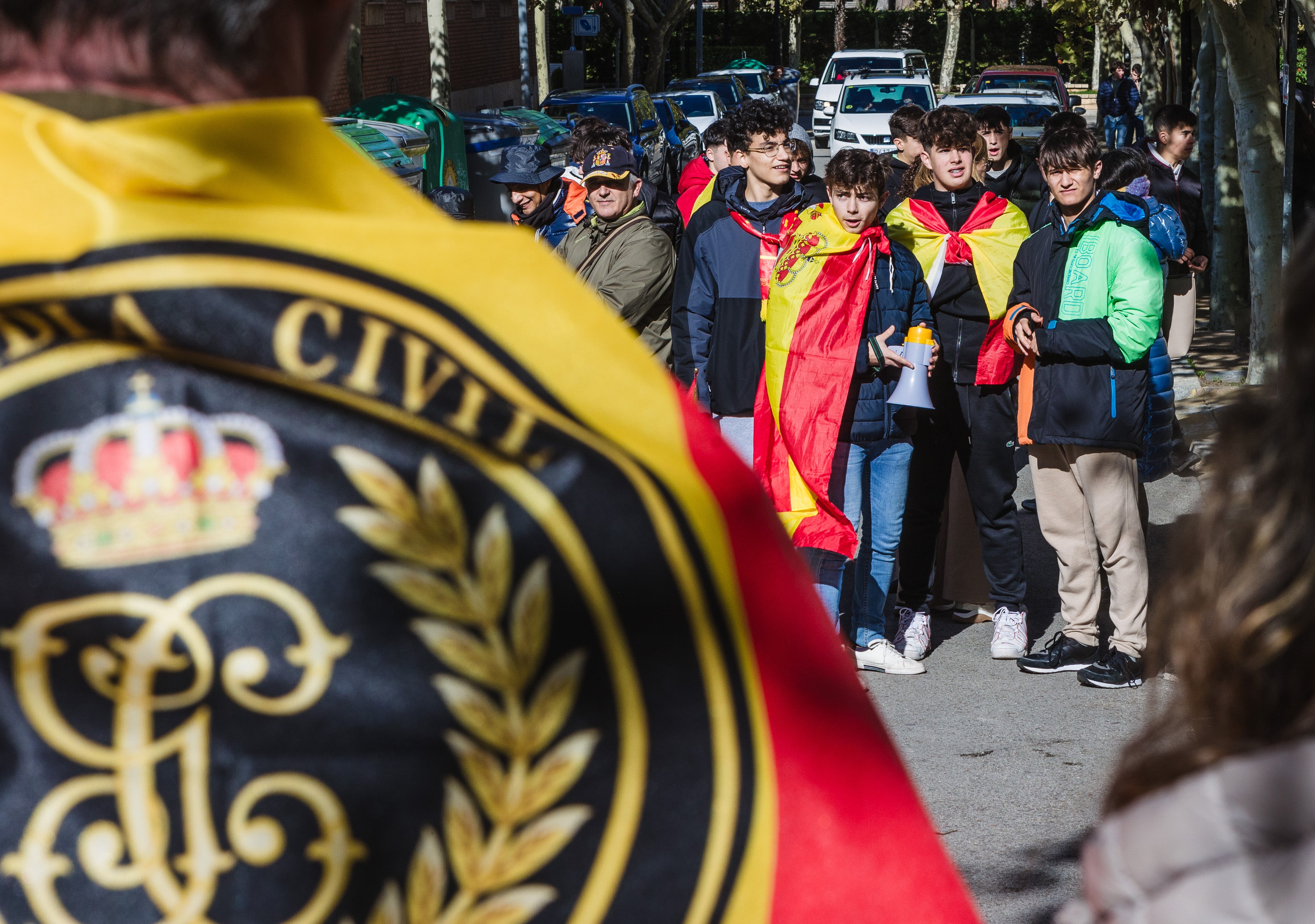 Manifestantes frente a la sede socialista en Soria