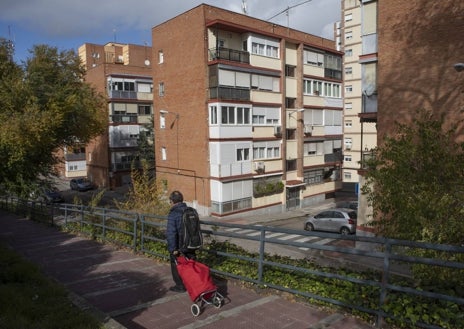 Imagen secundaria 1 - Interior del bar Los Gallos, en el barrio de Valverde (Fuencarral); un señor baja las escaleras que llevan a la plaza de Monterrey (Hortaleza); zona de chalés unifamiliares también en Hortaleza