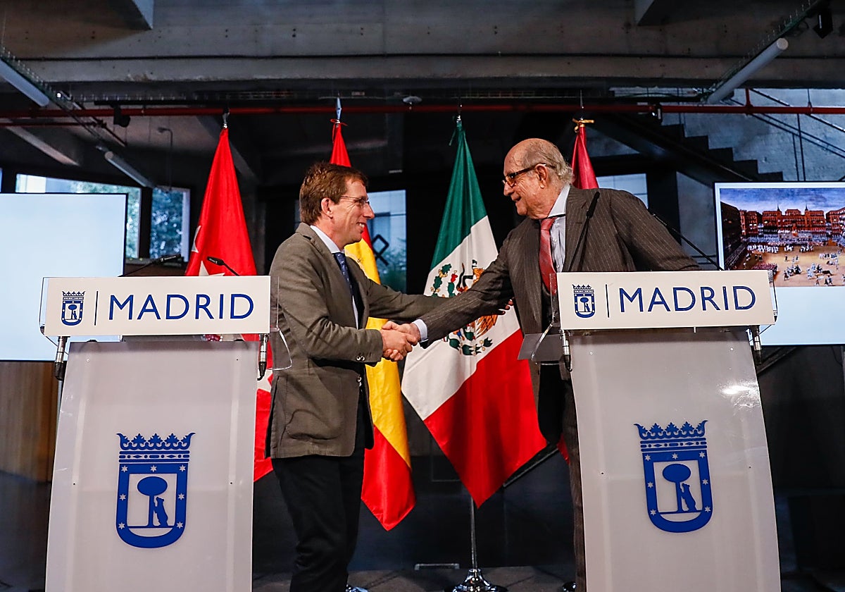 El alcalde de Madrid, José Luis Martínez-Almeida, presenta la exposición permanente del coleccionista Juan Antonio Pérez Simón, en el Espacio Cultural Serrería Belga