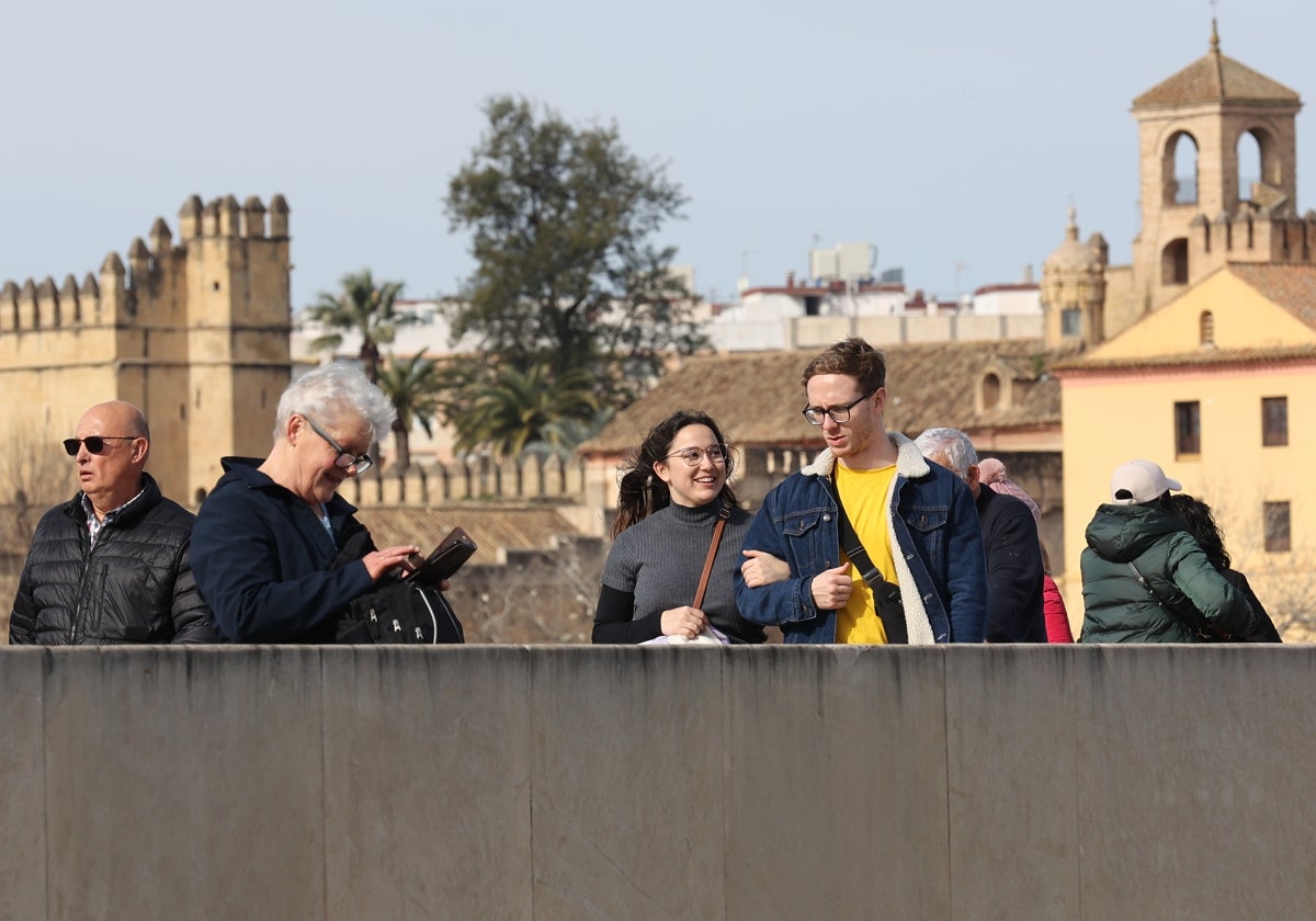 Turistas en el Puente Romano de Córdoba este pasado fin de semana