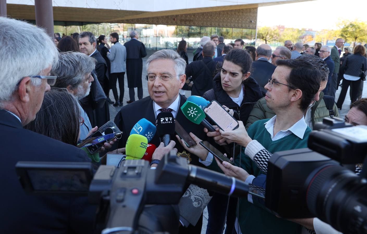 Fotos: jueces,fiscales, abogados....de Córdoba se concentran contra la amnistía pactada por Sánchez y Puigdemont