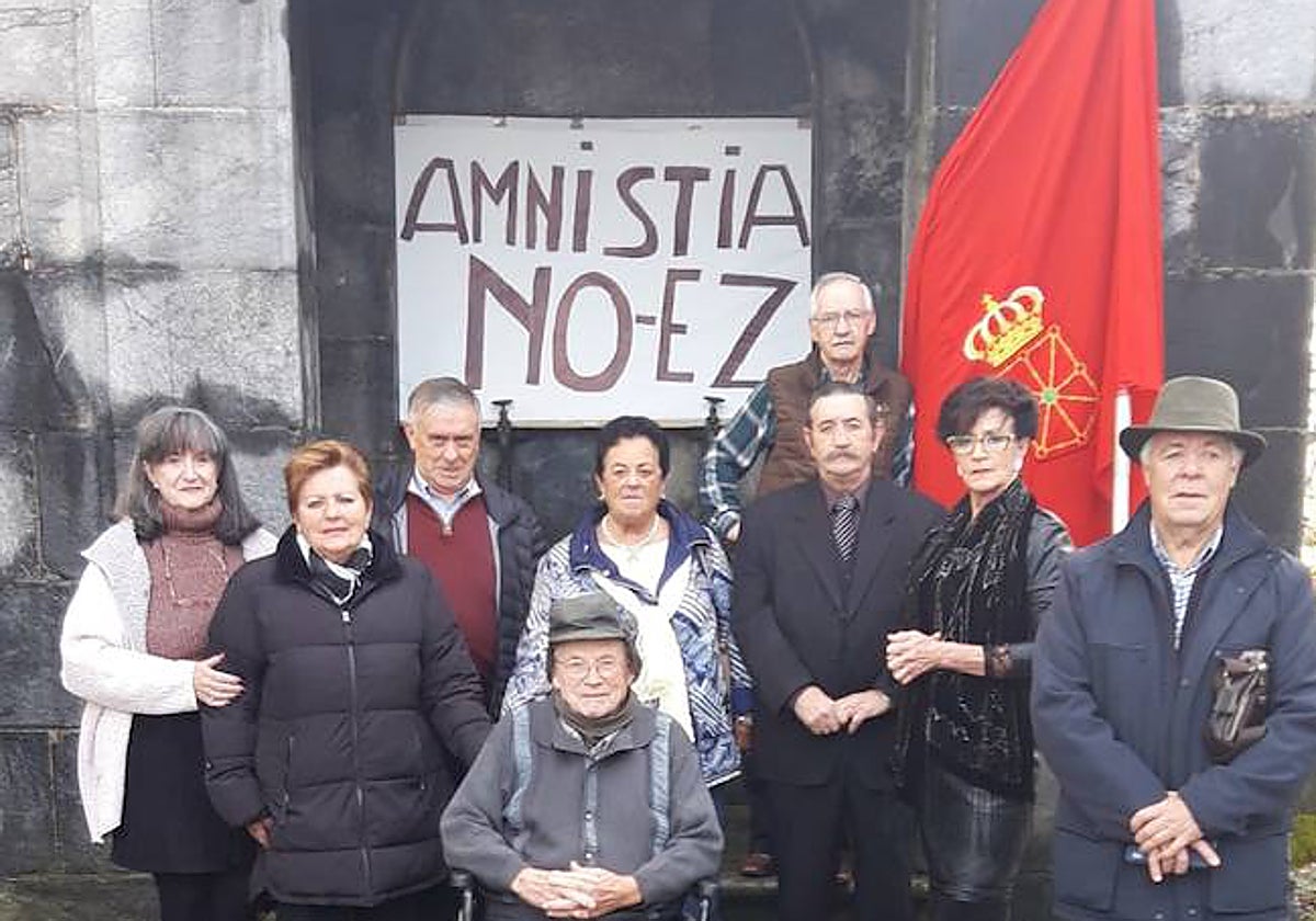 Los constitucionalistas de Leiza posan junto a una pancarta en la que se puede leer «Amnistia no-ez»