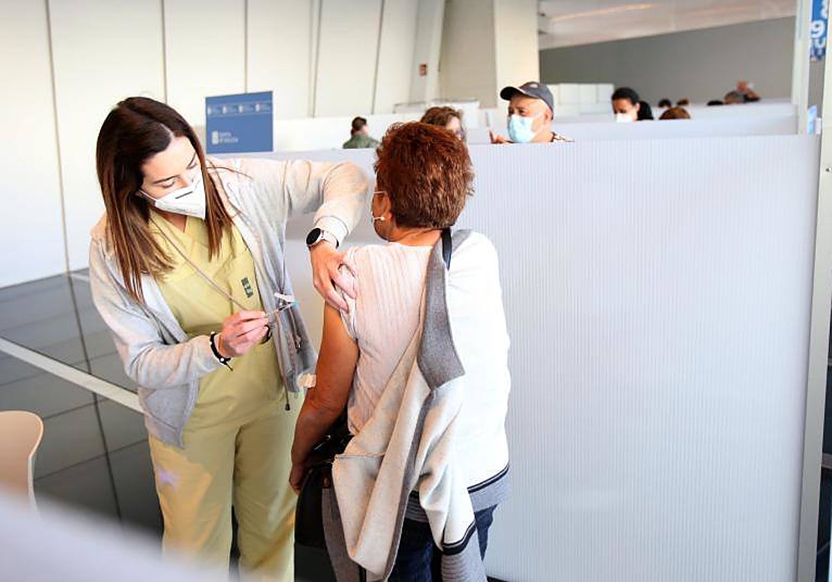 Una enfermera vacuna contra el Covid a una paciente gallega, en 2021