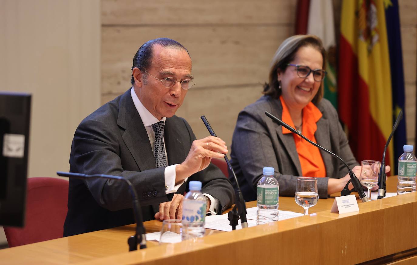 Fotos: Córdoba y la Base Logística del Ejército buscan inversores en Málaga