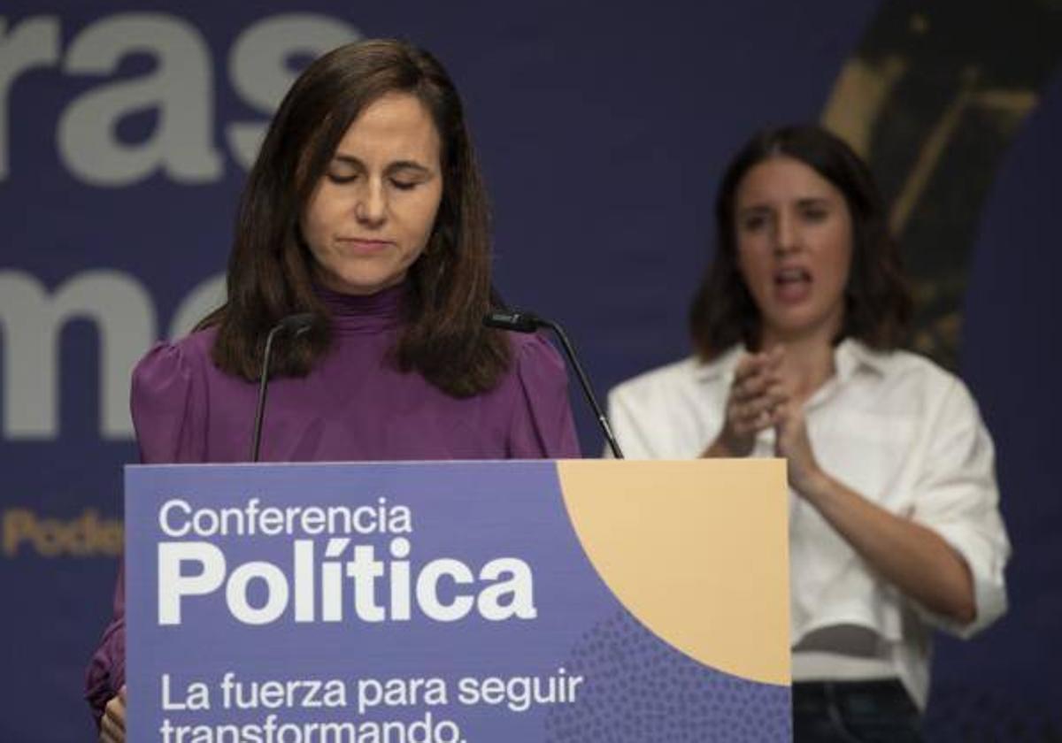 La secretaria general de Podemos, Ione Belarra junto a Irene Montero