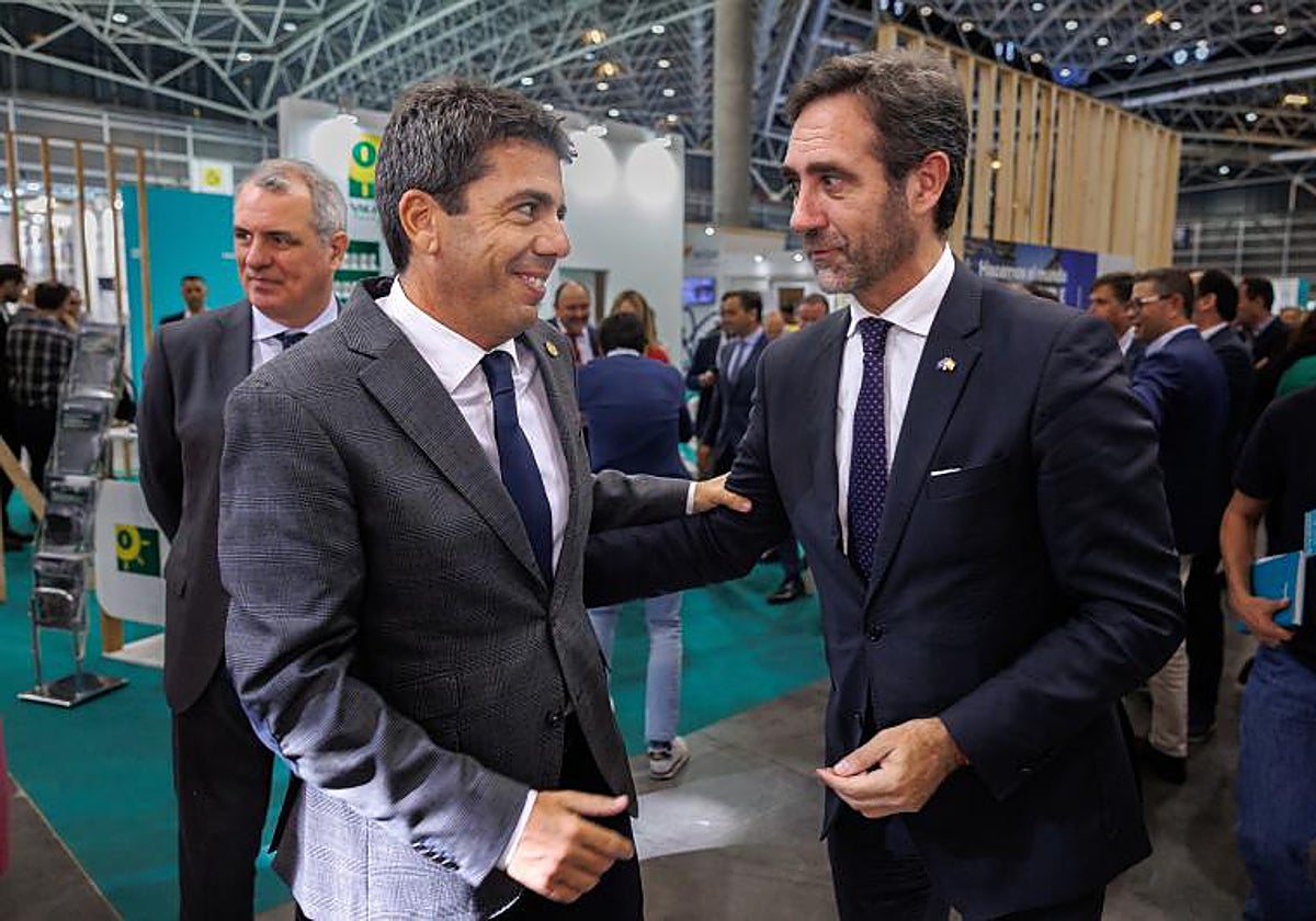 Carlos Mazón saluda al eurodiputado José Ramón Bauza en Ecofira, este martes en Valencia.