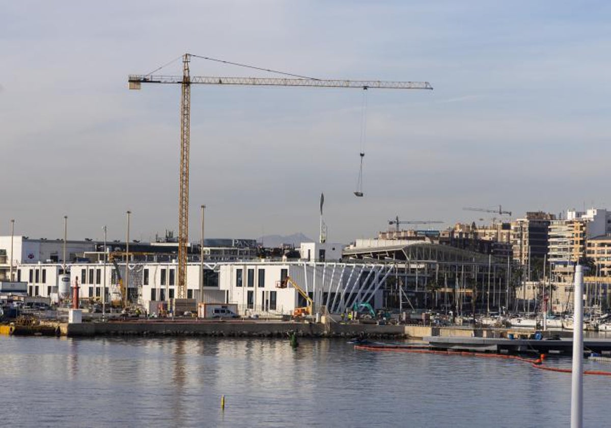 Obras en las instalaciones del Distrito Digital en el puerto de Alicante, junto al nuevo centro tecnológico proyectado ahora.