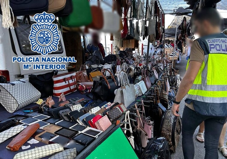 Imagen del mercadillo con artículos falsificados a la venta.