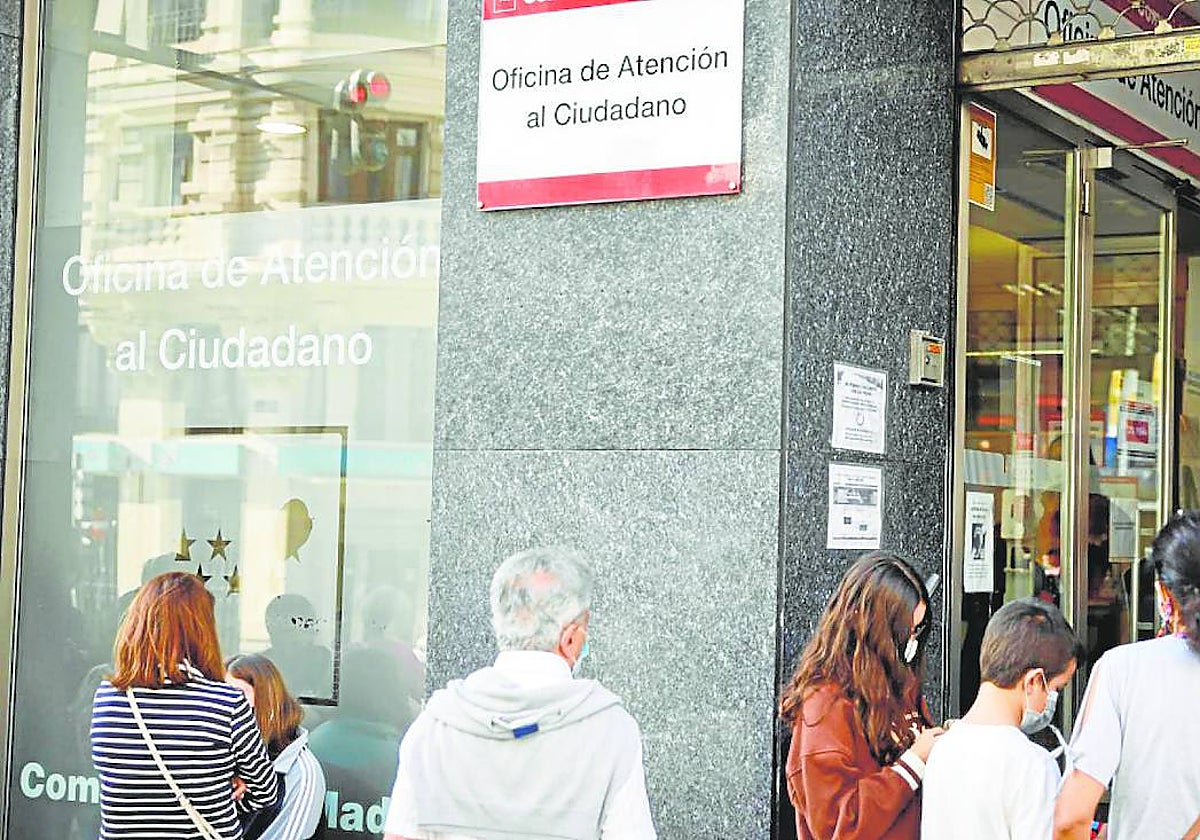 Usuarios en una Oficina de Atención al Ciudadano de la Comunidad de Madrid