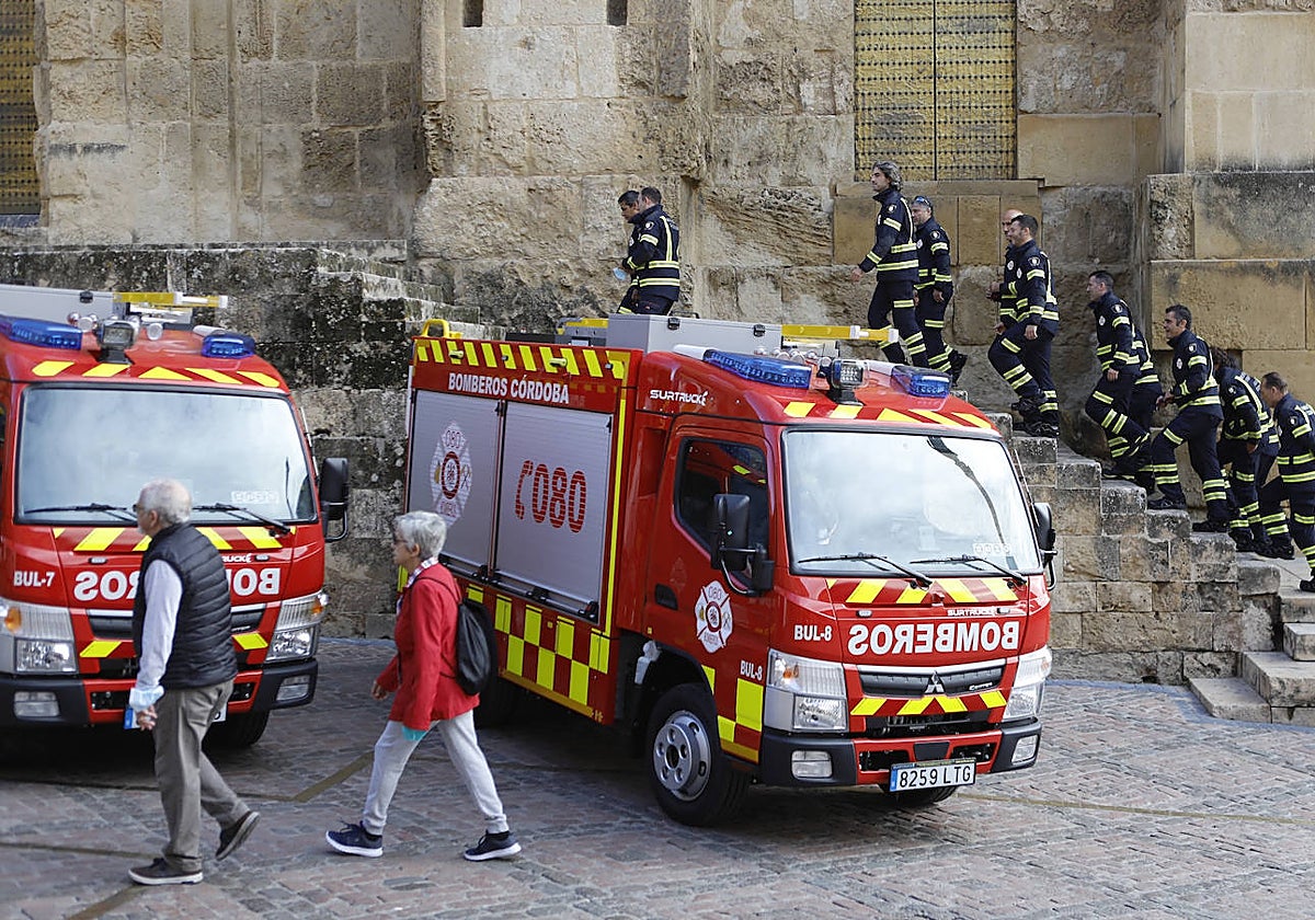 Miembros del cuerpo de bomberos del Ayuntamiento de Córdoba
