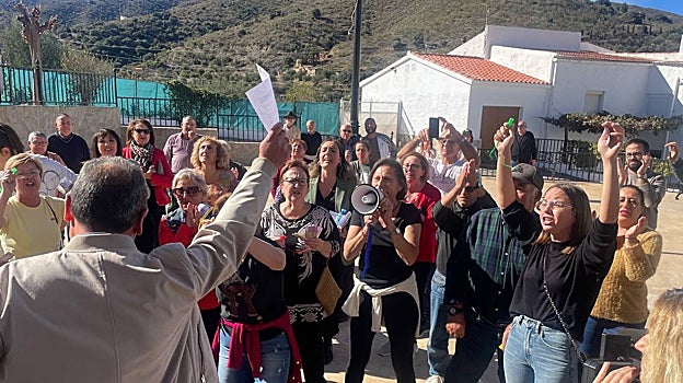 Un grupo de vecinos contrarios a la moción de censura en Chercos.