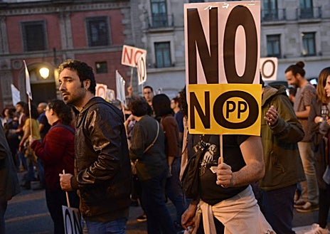 Imagen secundaria 1 - Durante las semanas previas a la investidura de Mariano Rajoy se calentó desde las redes sociales de Podemos una protesta masiva contra el PP y también contra el PSOE. Irene Montero, entre otros dirigentes del partido morado, promovieron aquellas protestas. 