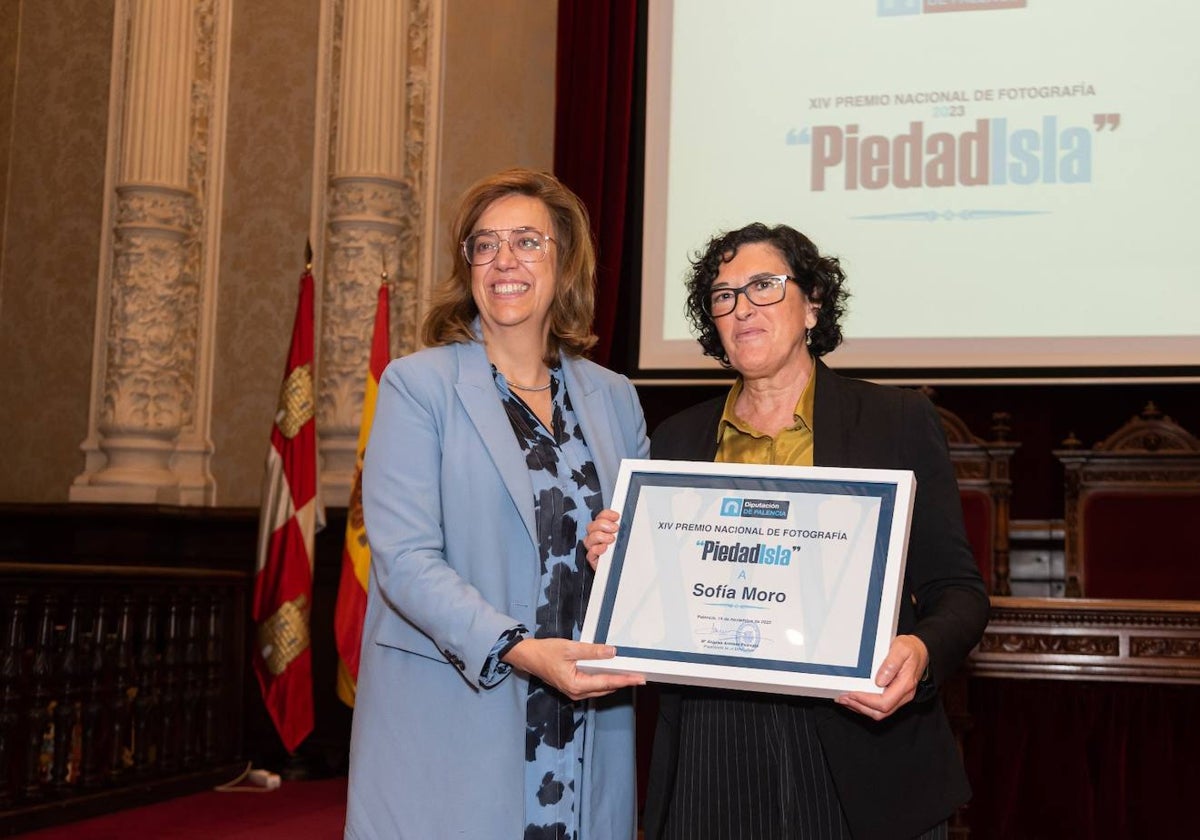 La fotógrafa Sofía Moro, junto a Ángeles Armisén, presidenta de la Diputación de Palencia, durante la entrega del Premio Piedad Isla