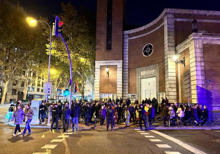 Varios manifestantes ya se concentran frente a Ferraz