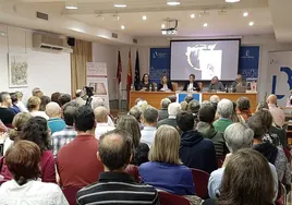 Sánchez Lubián llena la sala de conferencias con su «Crónica negra de Toledo»