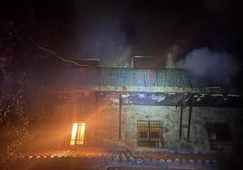 Trasladados al hospital una anciana y un bebé por inhalación de humo tras incendiarse su casa en Colmenarejo