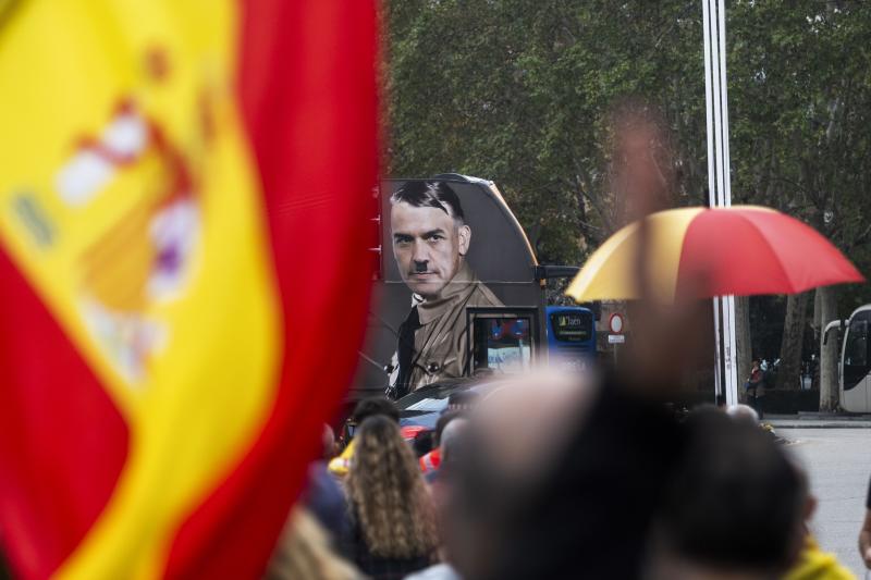 Un autobús de Hazte Oir con un fotomontaje del presidente del Gobierno en funciones que le compara con Hitler