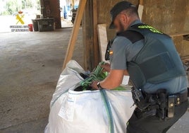 La queja vecinal por el «hedor a estiércol» de una empresa guía a la Guardia Civil hasta un acopio de 10 kilos de marihuana