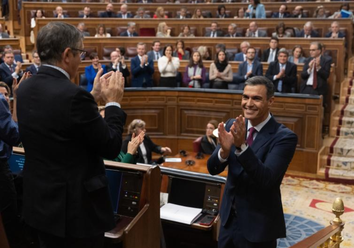 Aplausos al presidente del candidato a la reelección, Pedro Sánchez, durante el debate de investidura como presidente de Gobierno