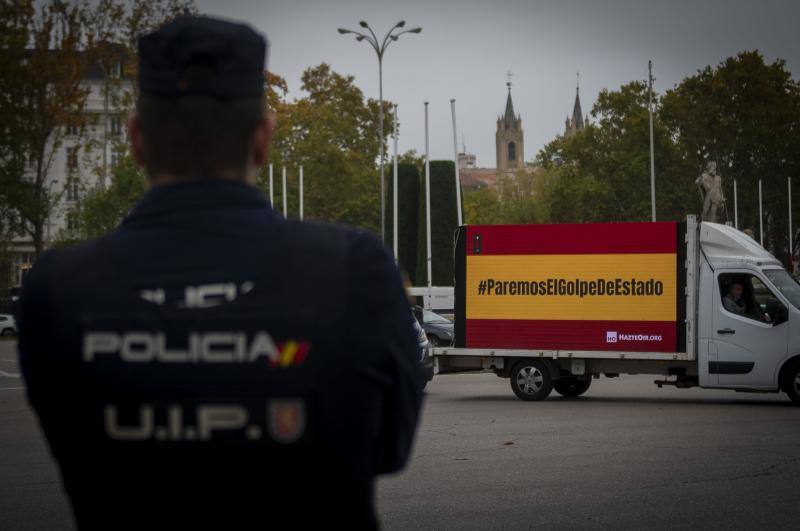 Un autobús de Hazte Oír contra la investidura de Pedro Sánchez con el hastag #ParemosElGolpeDeEstado