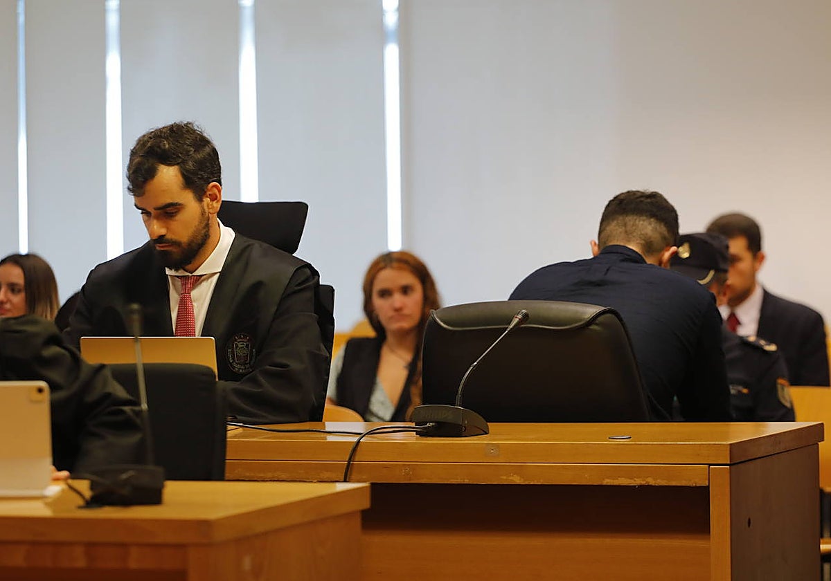 El pandillero David Bárcena, de espaldas, durante el juicio por el asesinato en 2021 de Isaac López Triano, el pasado mes de octubre