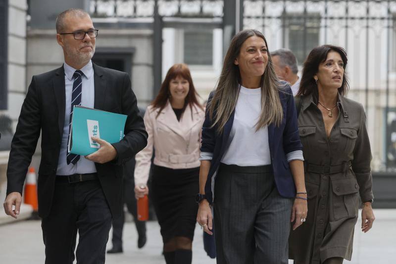 Los diputados de Junts per Catalunya Josep María Cruset (i), Miríam Nogueras (c) y Pilar Calvo (d) entran al Congreso de los Diputados