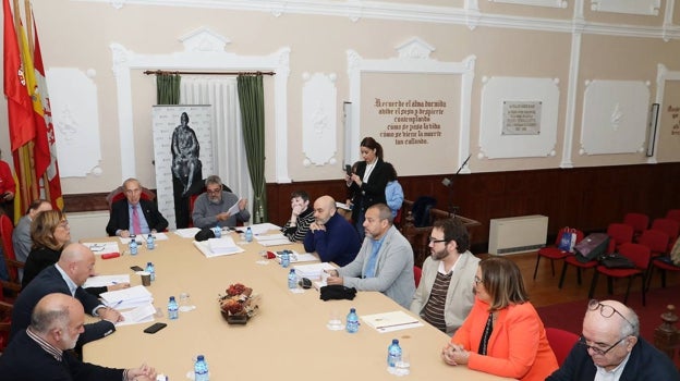 La presidenta de la Diputación, Ángeles Armisén, preside el jurado del Premio Internacional de Poesía Jorge Manrique que falla la VII edición del certame