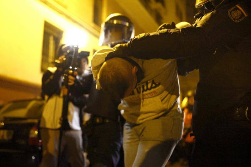 Se han producido varias detenciones después de que ultras lanzaran objetos a la Policía y la prensa