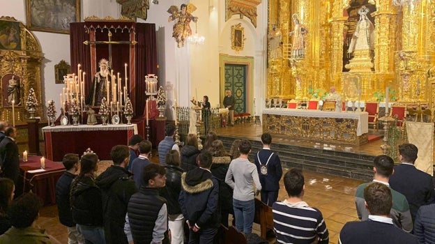 Jóvenes asistentes al triduo en honor a la Quinta Angustia