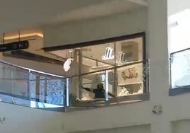 Encapuchados atracan con pistolas y mazas una joyería en un centro comercial de Castellón