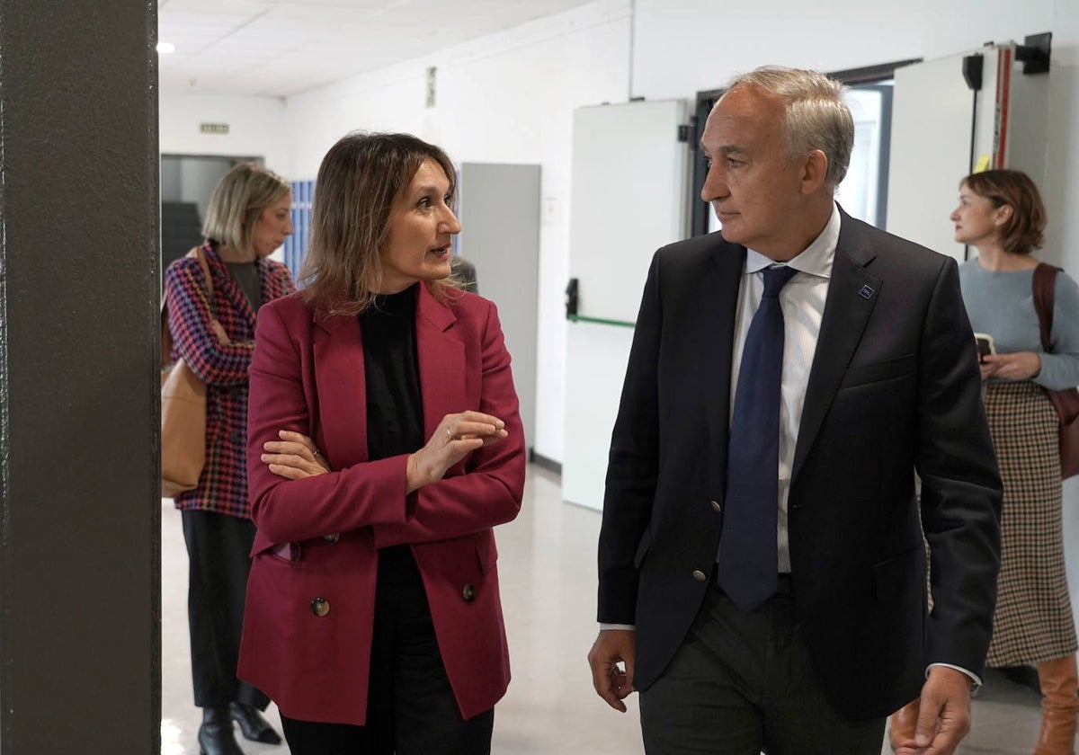 El rector de la Universidad de Valladolid, Antonio Largo, y la consejera de Educación, Rocío Lucas