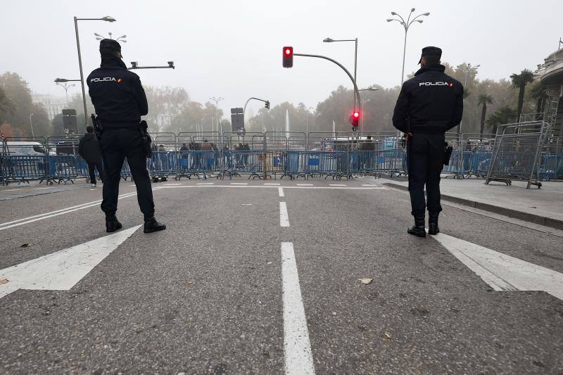 Agentes de la Policía Nacional montan guardia en los alrededores del Congreso de los Diputados en Madrid durante la segunda jornada de la investidura 