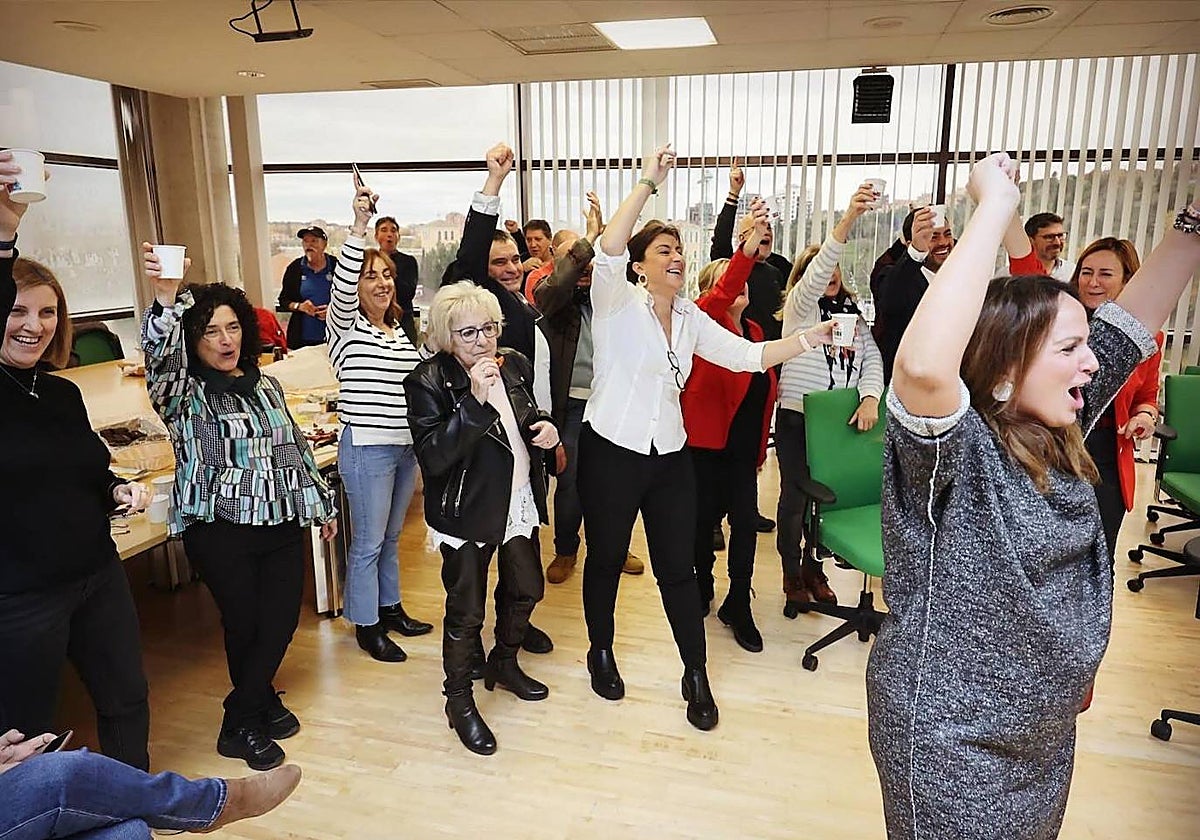 Procuradores del Grupo Socialista en las Cortes de Castilla y León celebran la investidura de Sánchez