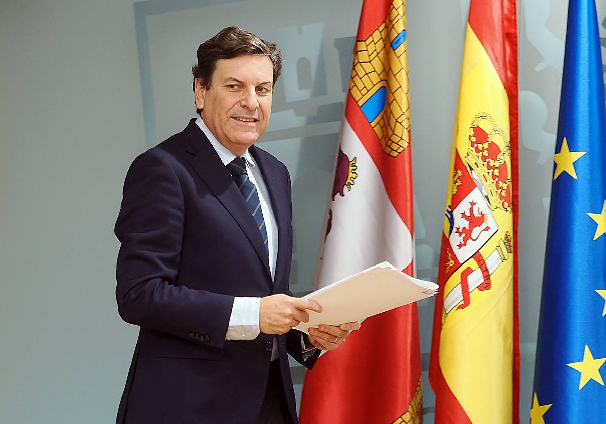 El consejero de Economía y Hacienda y portavoz, Carlos Fernández Carriedo, comparece en rueda de prensa posterior al Consejo de Gobierno