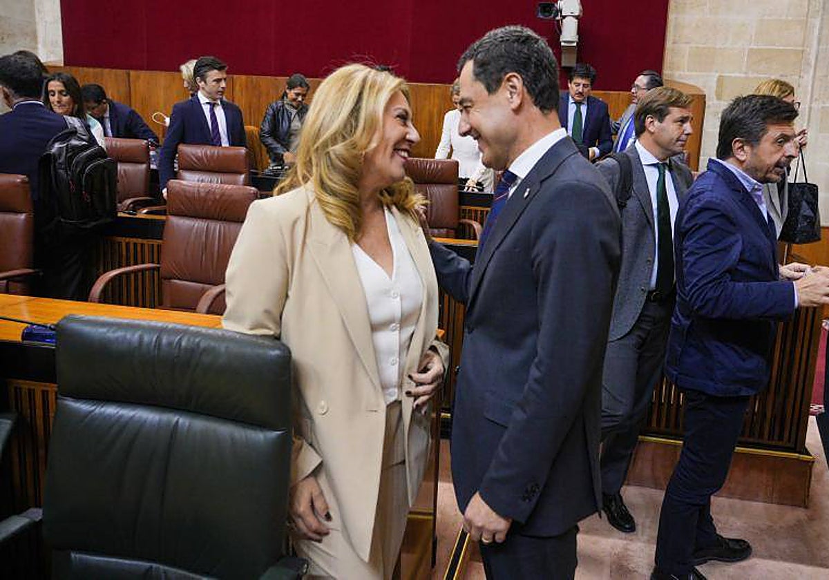 La consejera Carolina España y el presidente andaluz, Juanma Moreno