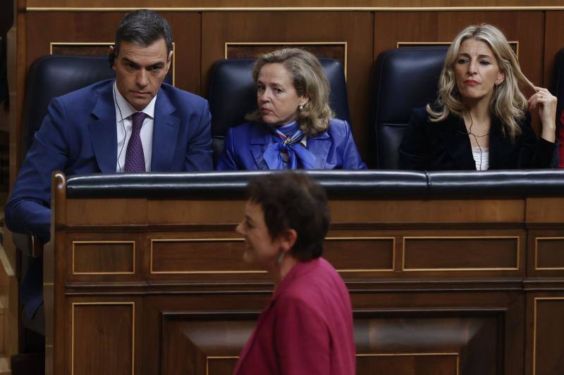 La primera en intervenir este jueves ha sido la portavoz de EH Bildu, Mertxe Aizpurua. En la imagen se puede ver al secretario general del PSOE, Pedro Sánchez, y las vicepresidentas del Gobierno en funciones, Nadia Calviño (c) y Yolanda Díaz, que miran a la portavoz de EH Bildu, Mertxe Aizpurua, mientras camina hacia el estrado