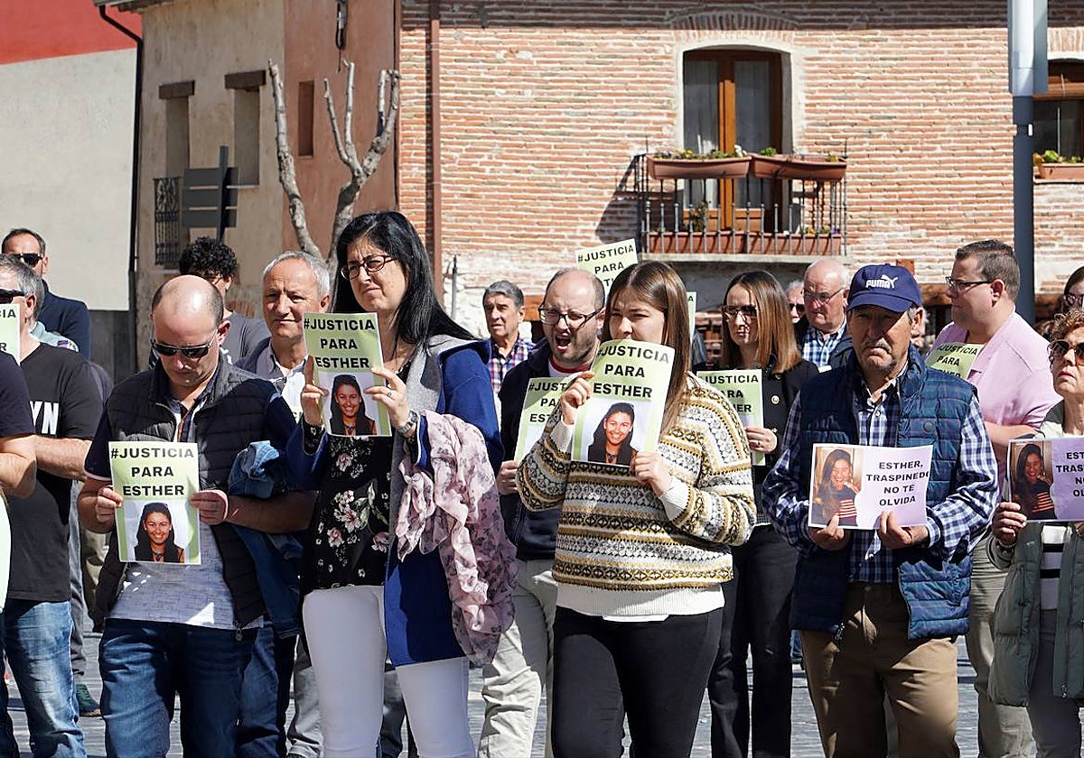 Vecinos de Traspinedo (Valladolid), en una concentración en recuerdo, apoyo y justicia para Esther López y su familia