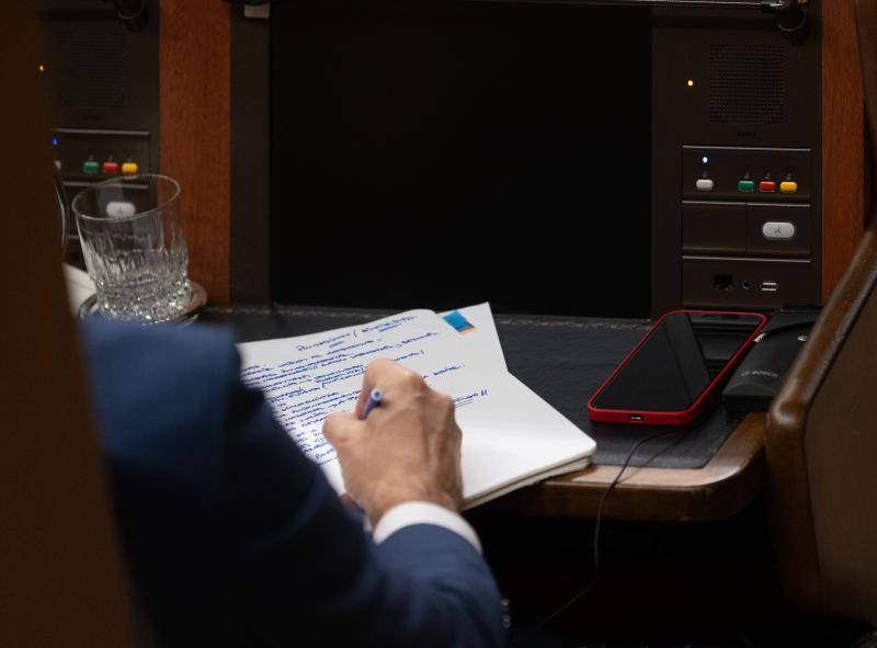 Las notas del presidente del Gobierno en funciones y candidato a la reelección, Pedro Sánchez, durante la segunda sesión del debate de investidura