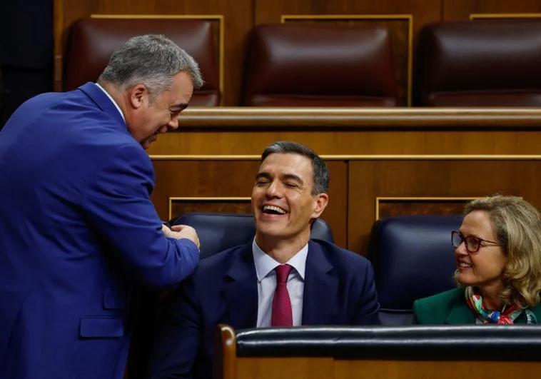 Santos Cerdán, número tres del PSOE, saluda a Pedro Sánchez bajo la mirada de Nadia Calviño