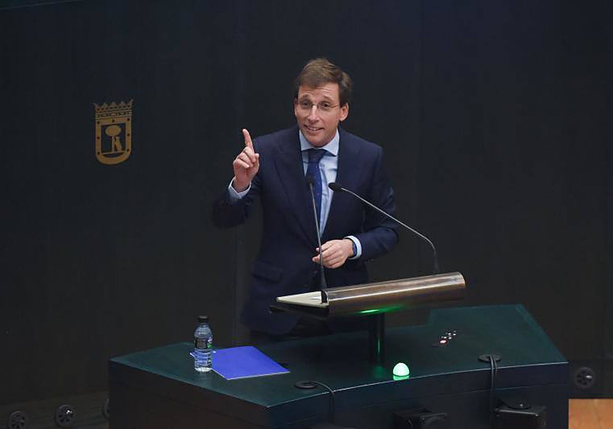 El alcalde de Madrid, José Luis Martínez-Almeida, durante el pleno extraordinario en el Ayuntamiento