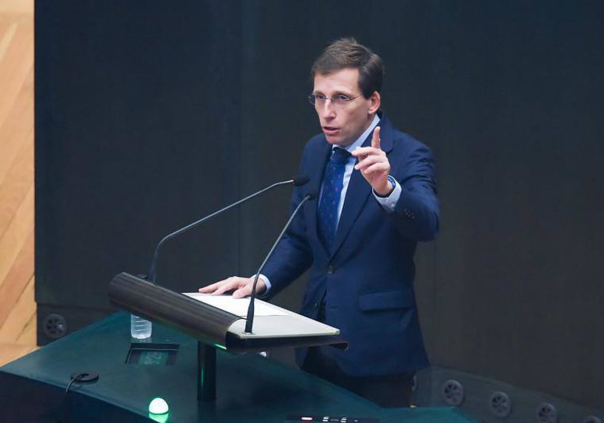 El alcalde de Madrid, José Luis Martínez-Almeida, este viernes en el Pleno extraordinario municipal