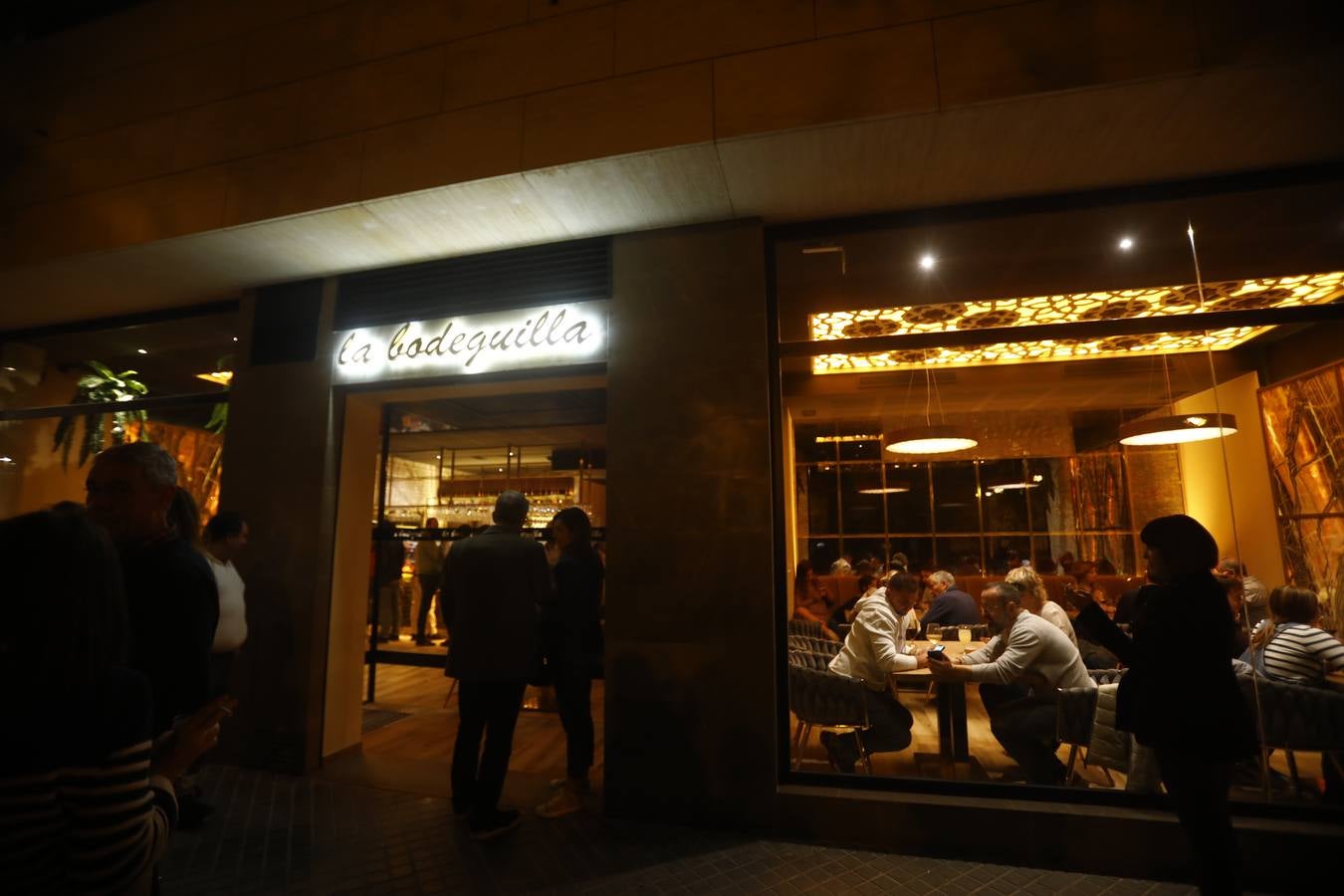 La esperada inauguración de la nueva Taberna la Bodeguilla, en imágenes