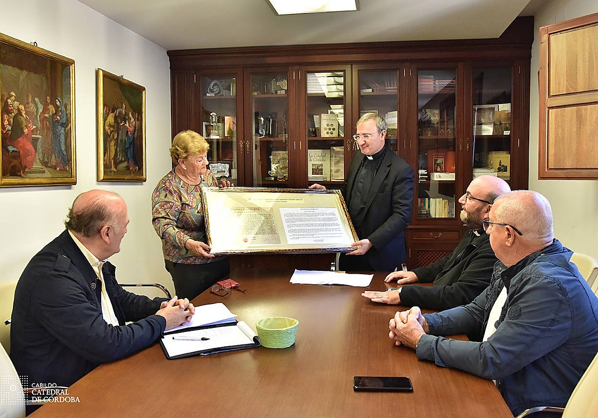 Olga Caballero recibe la copia de la Bula pontificia de manos de Joaquín Alberto Nieva
