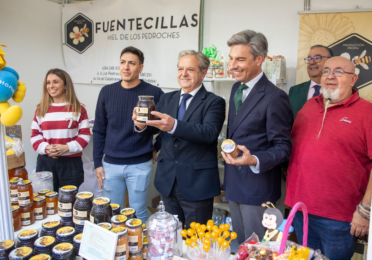 El presidente de la Institución provincial muestra un producto de un expositor
